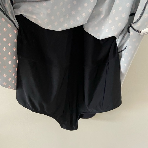 Penningtons One Piece 4X/5X Abstract Print Curve Tiered Hem Dress Swimsuit - Picture 5 of 6